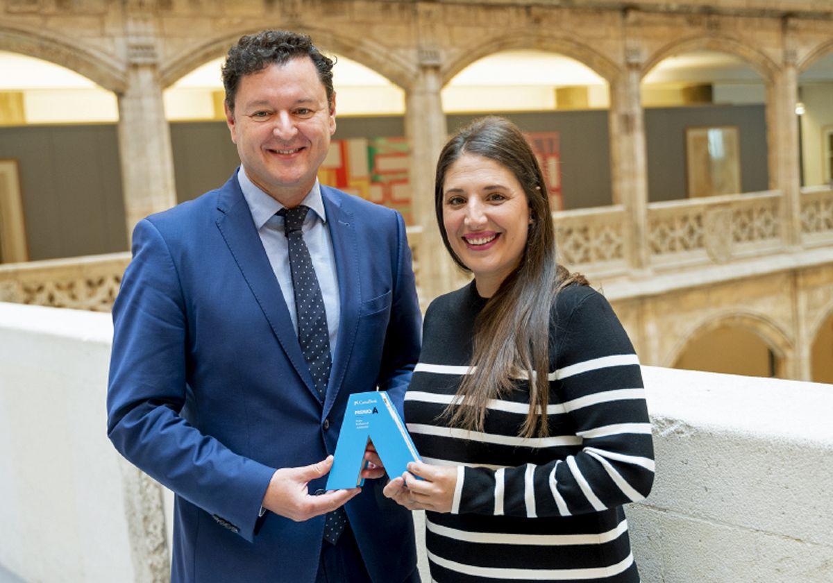 Gerardo Cuartero entrega el premio a Sara Burgos.