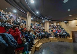 Personas mayores acuden a una conferencia programada por la Fundación Caja de Burgos.