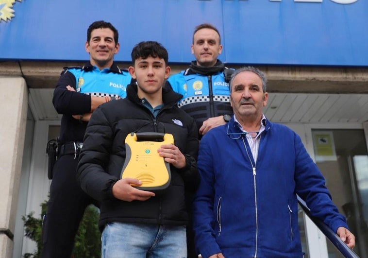 Javi y Seve, los agentes de la Policía Local, con Marcos, el menor que salvó la vida a José Luis y José Luis.