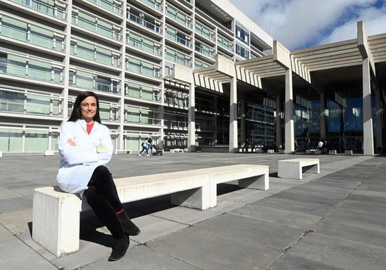 Nuria Alonso, oftalmóloga del HUBU que participa en un estudio sobre los efectos del alcohol en la salud.