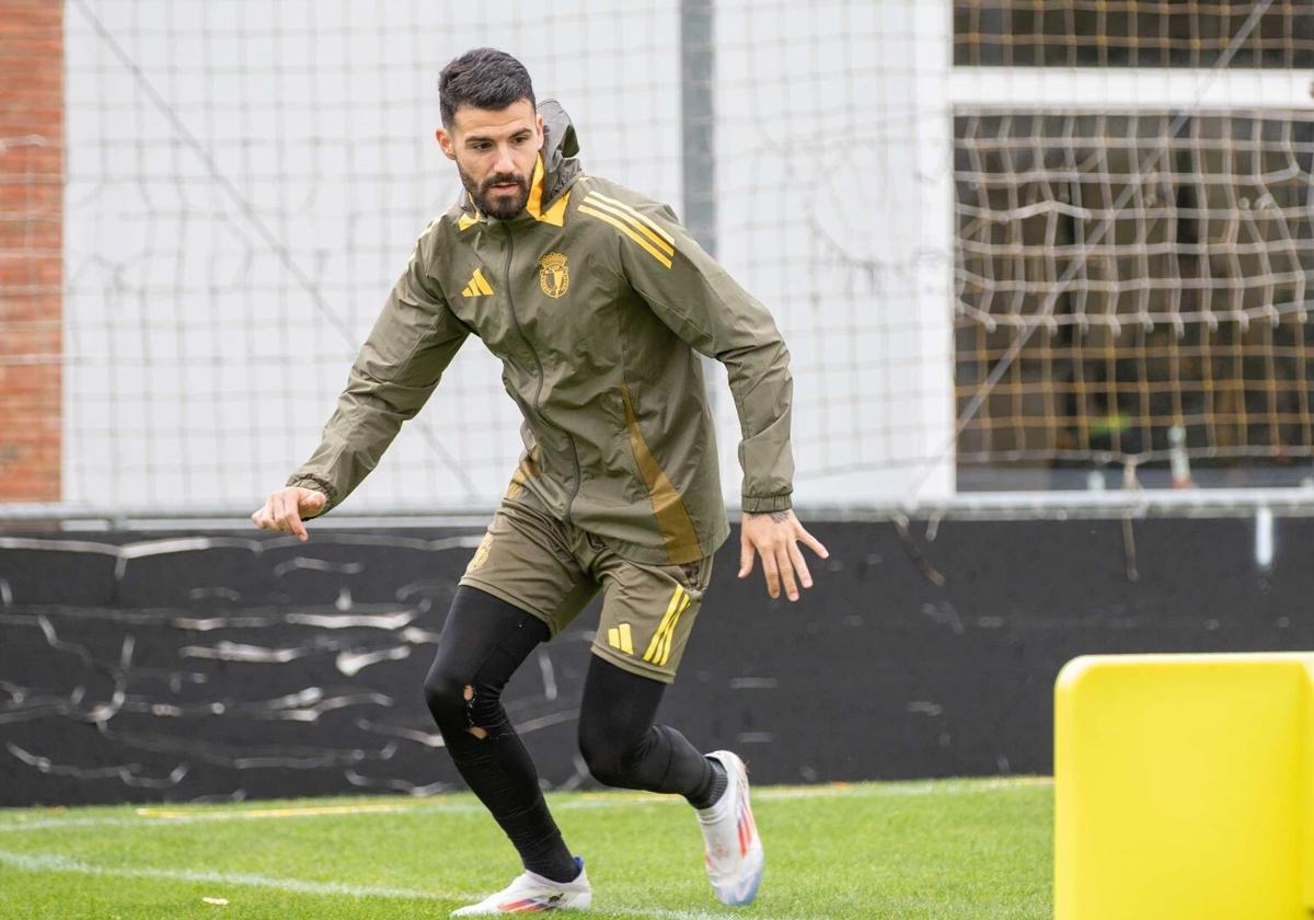 Jugador del Burgos CF entrenando antes del derbi burgalés