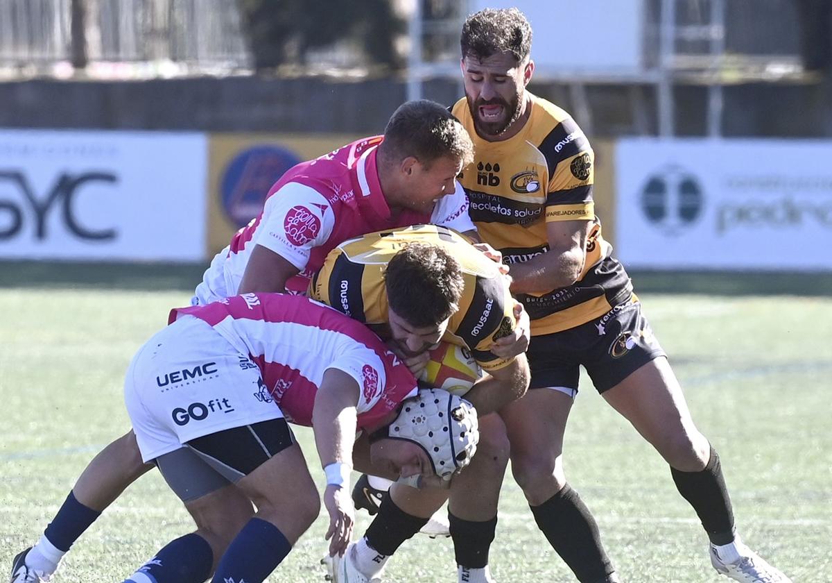 Jugadores del Recoletas Burgos Caja Rural y VRAC durante el encuentro