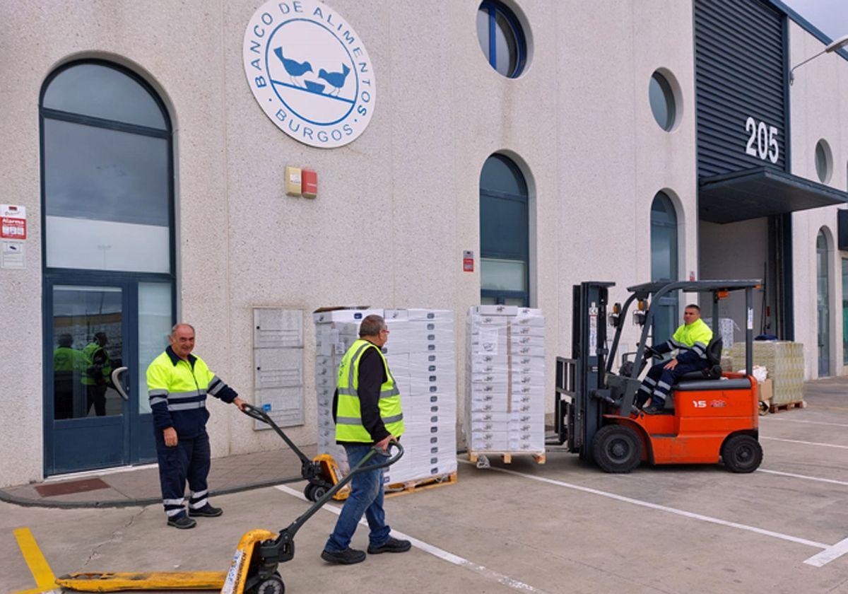 Voluntarios del Banco de Alimentos recepecionan los panes donados.