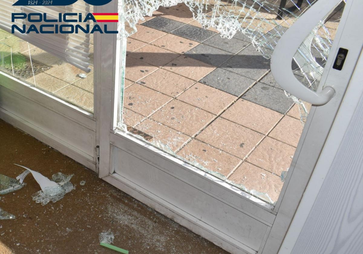 Puerta reventada con una alcantarilla en el bar de la zona sur de Burgos.