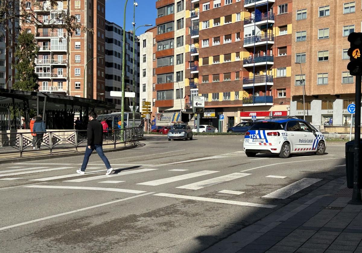 Policía Local de Burgos en la rotonda de San Agustín, a pocos metros del lugar del suceso.