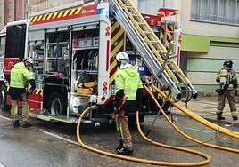 Imagen de archivo de los bomberos trabajando en la calle Soria.