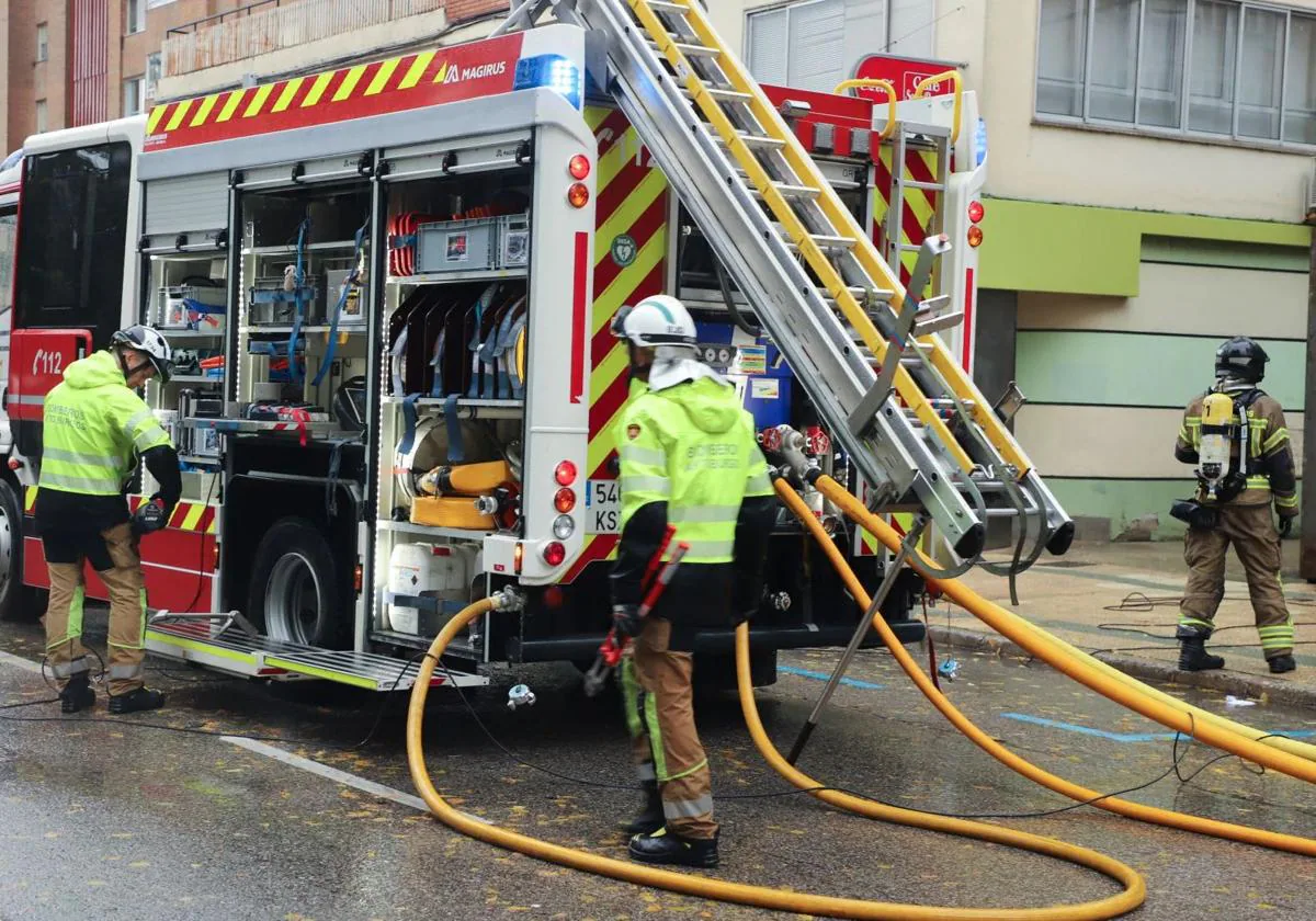 Imagen de archivo de los bomberos trabajando en la calle Soria.