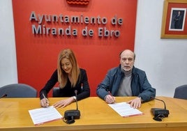 La alcaldesa de Miranda, Aitana Hernando, y Adrián Fernando Mayorga, durante la firma del acuerdo.