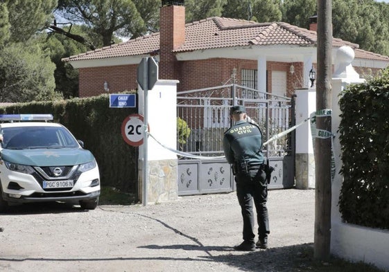 La Guardia Civil acordona el acceso a la calle Dos de la urbanización El Romeral durante el registro del chalé familiar de Óscar S. en abril de 2022.