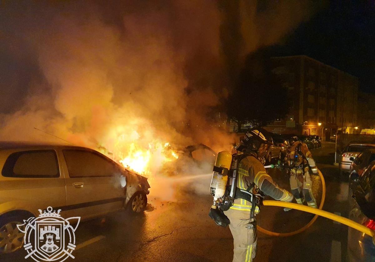 Los Bomberos de Burgos sofocan las llamas de un coche en la calle Calvario.