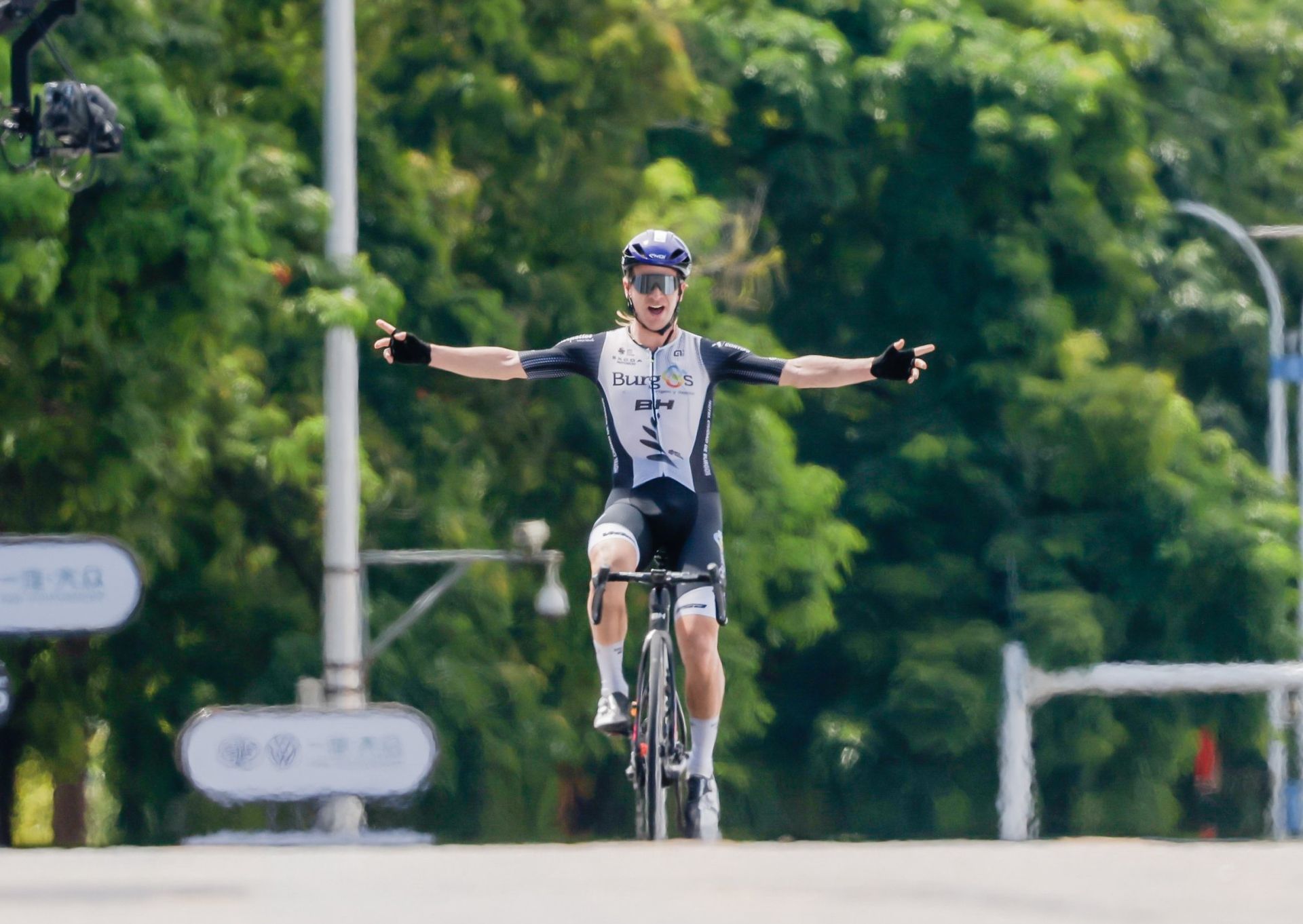 Aaron Gate festeja una de sus victorias en China.