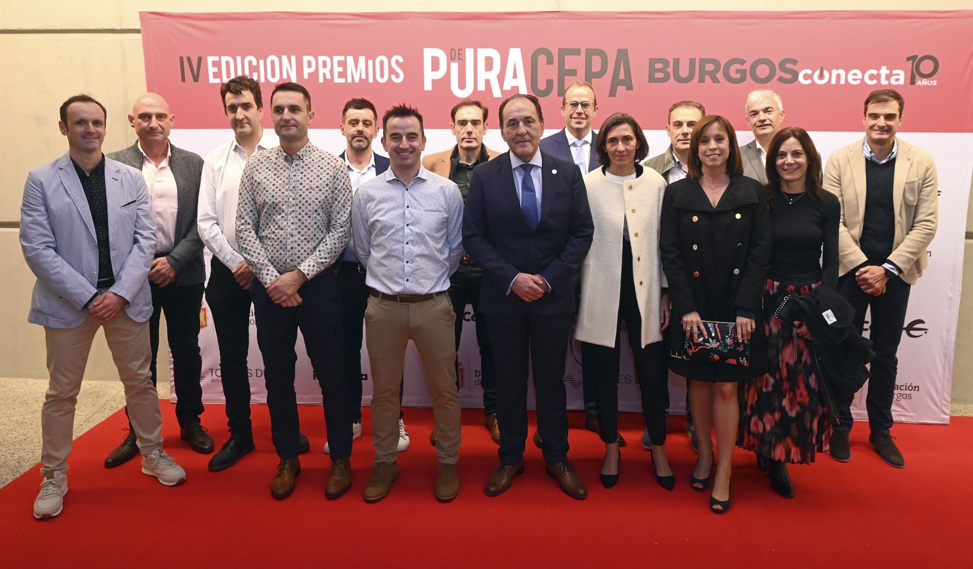 Al frente de la foto, Eduardo Quintanal Díaz, Plant Manager de Clarios, junto a miembros de su equipo en Burgos.