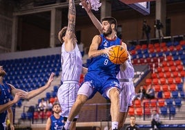 Álex Barrera, entrando a canasta.