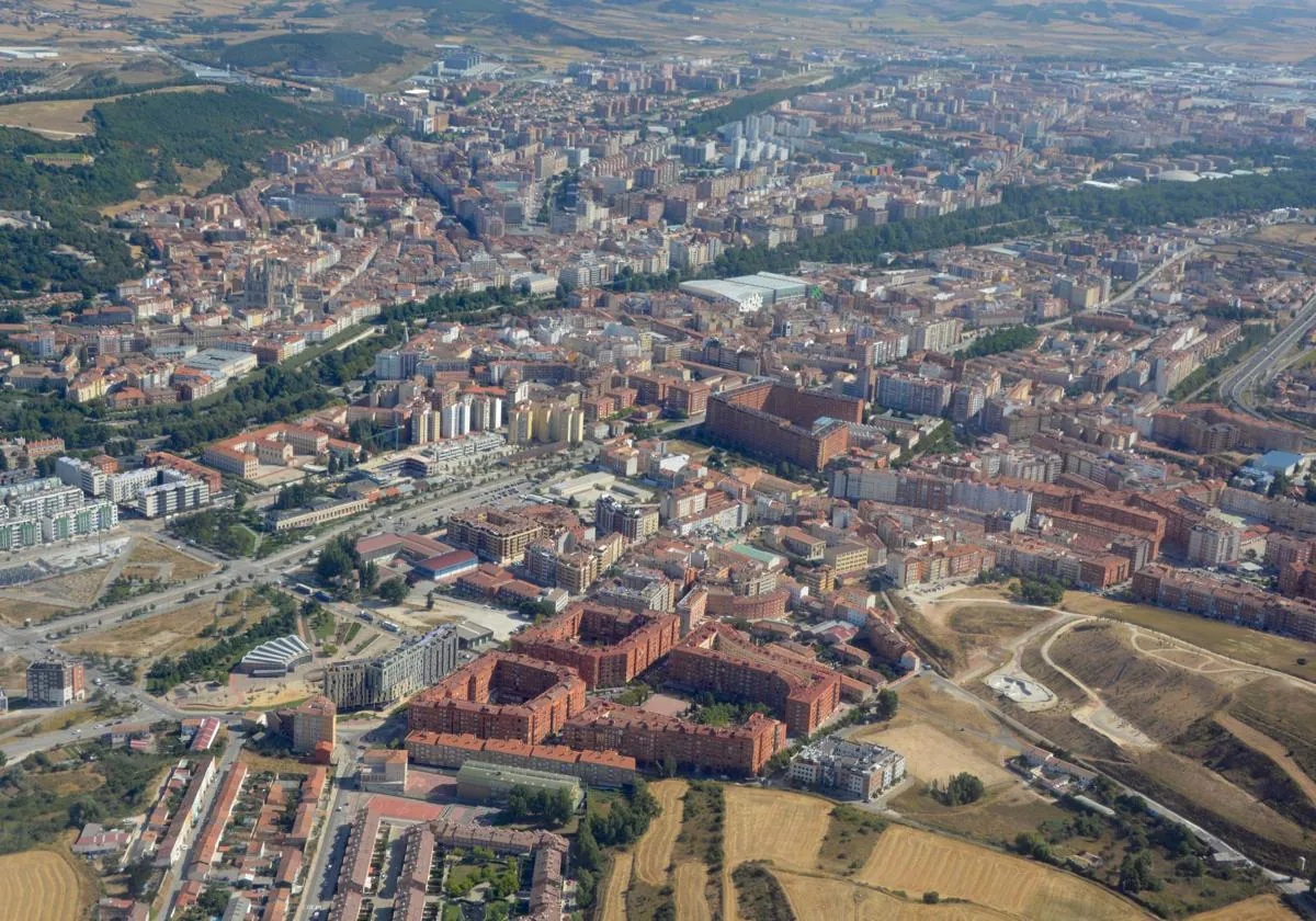 Imagen aérea de Burgos, con los terrenos del entorno de la antigua estación en primer término.