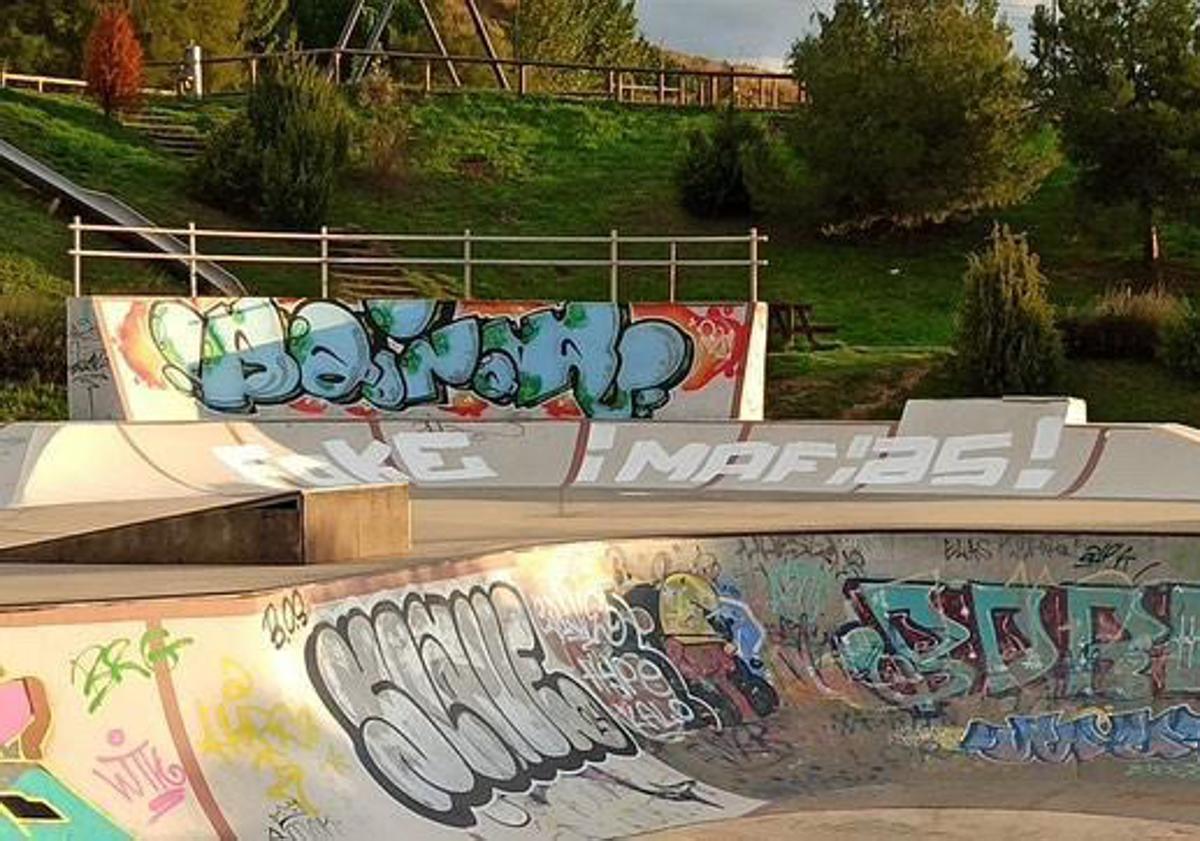 Imagen principal - El skatepark de Burgos ha vuelto a ser vandalizado.