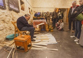 Un artesano realiza una demostración ante la mirada de los visitantes, en una edición anterior.