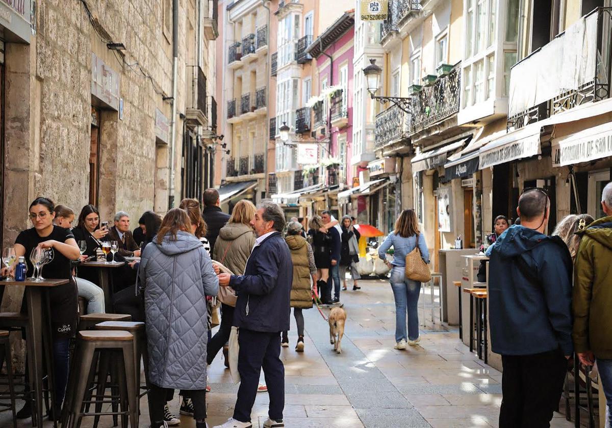 Burgaleses y visitantes disfrutando de los bares de la calle San Lorenzo de Burgos