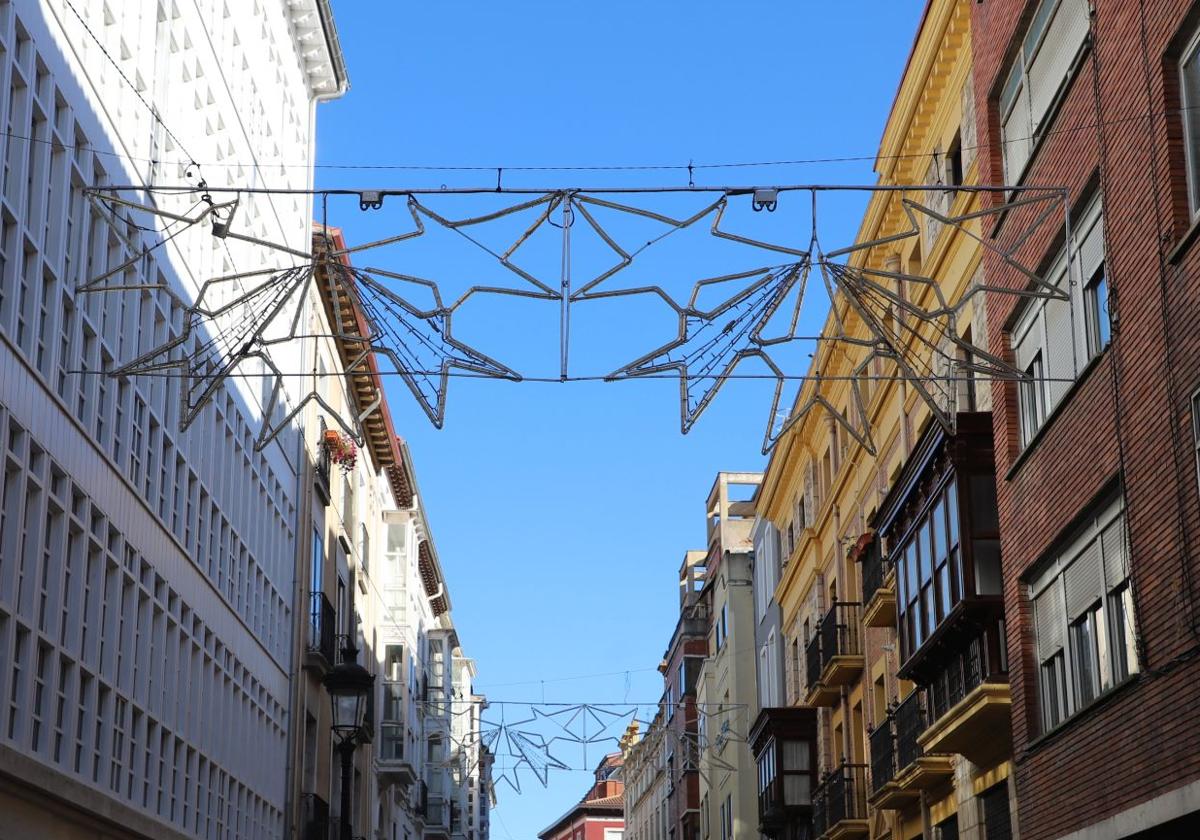 Las luces navideñas ya se alzan sobre algunas calles burgalesas.