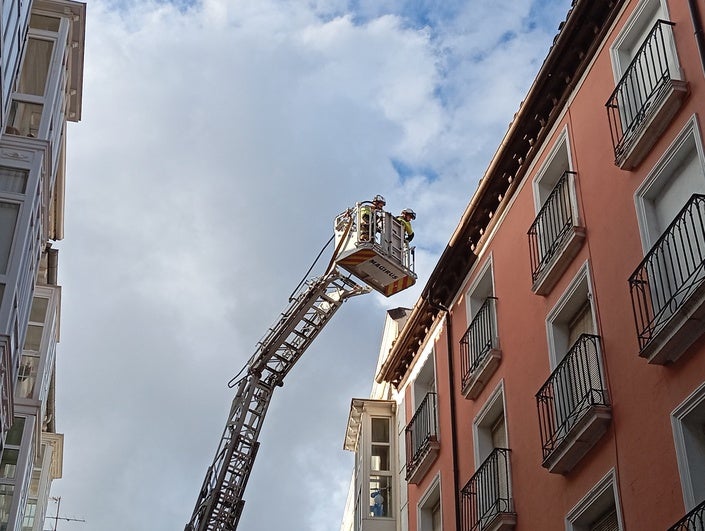 Los bomberos durante la intervención.