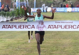 Llegada a meta de la atleta Daisy Jepkemei en el XX Cross Internacinal de Atapuerca.