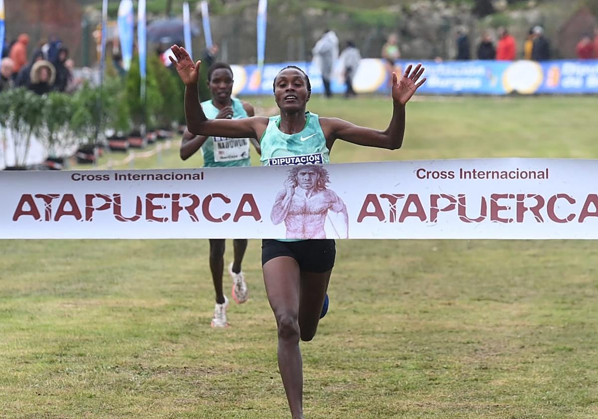 Llegada a meta de la atleta Daisy Jepkemei en el XX Cross Internacinal de Atapuerca.
