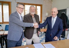 Emilio De Domingo Angulo, presidente de la Fundación Círculo de Burgos, Miguel Santos González, presidente de la Fundación Lesmes, y Javier González Moreno, director provincial de Ibercaja en Burgos, tras la firma del convenio.