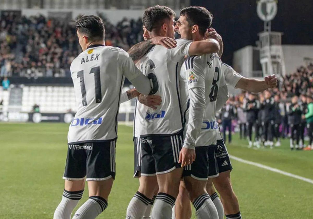 Jugadores del Burgos CF celebran la conseción de un gol.