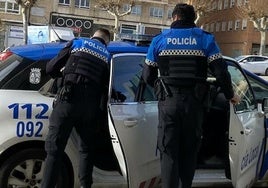 Imagen de archivo de dos agentes de la Policía Local de Burgos.