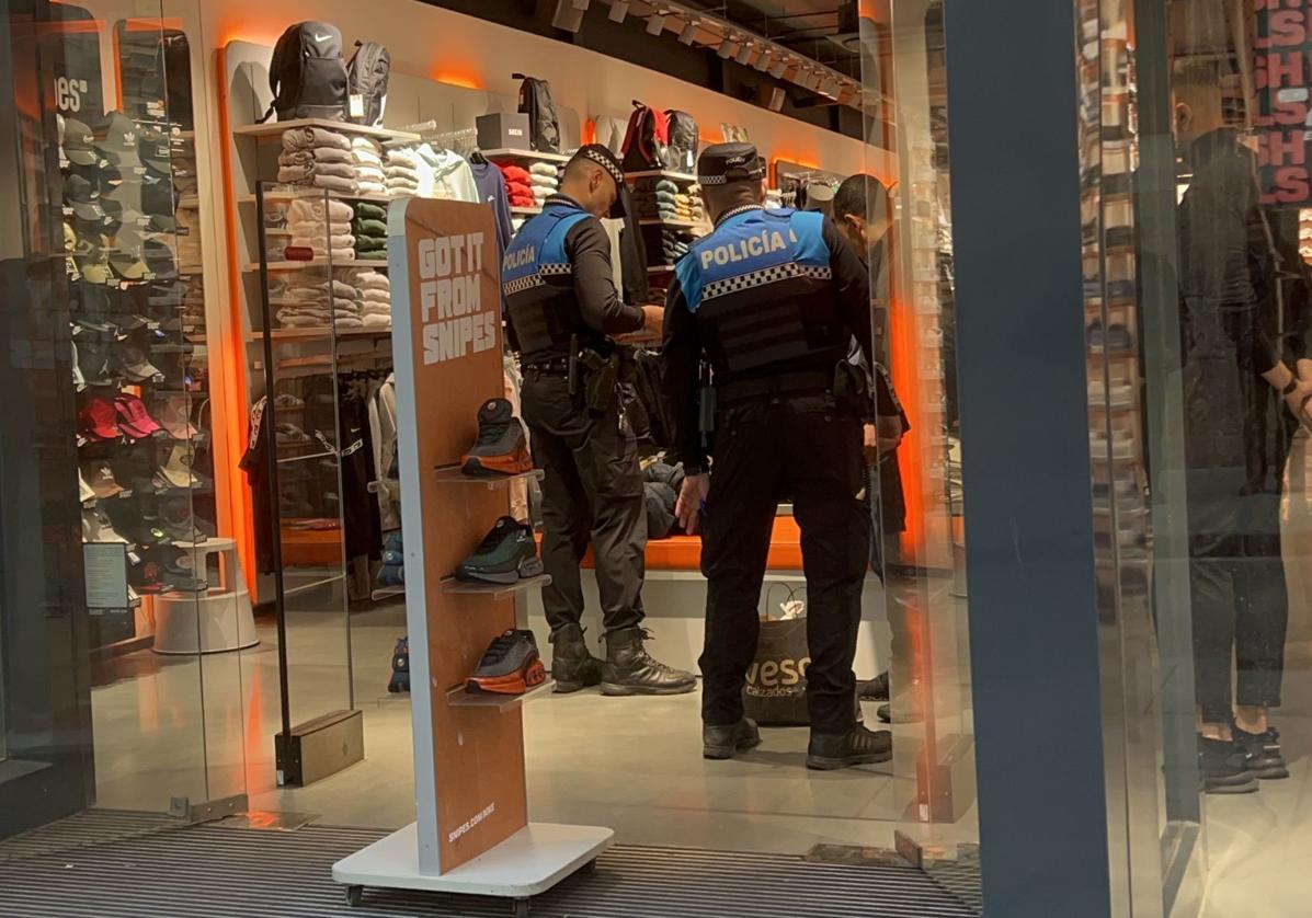 La Policía Local de Burgos encontró al presunto ladrón en otro comercio del centro.