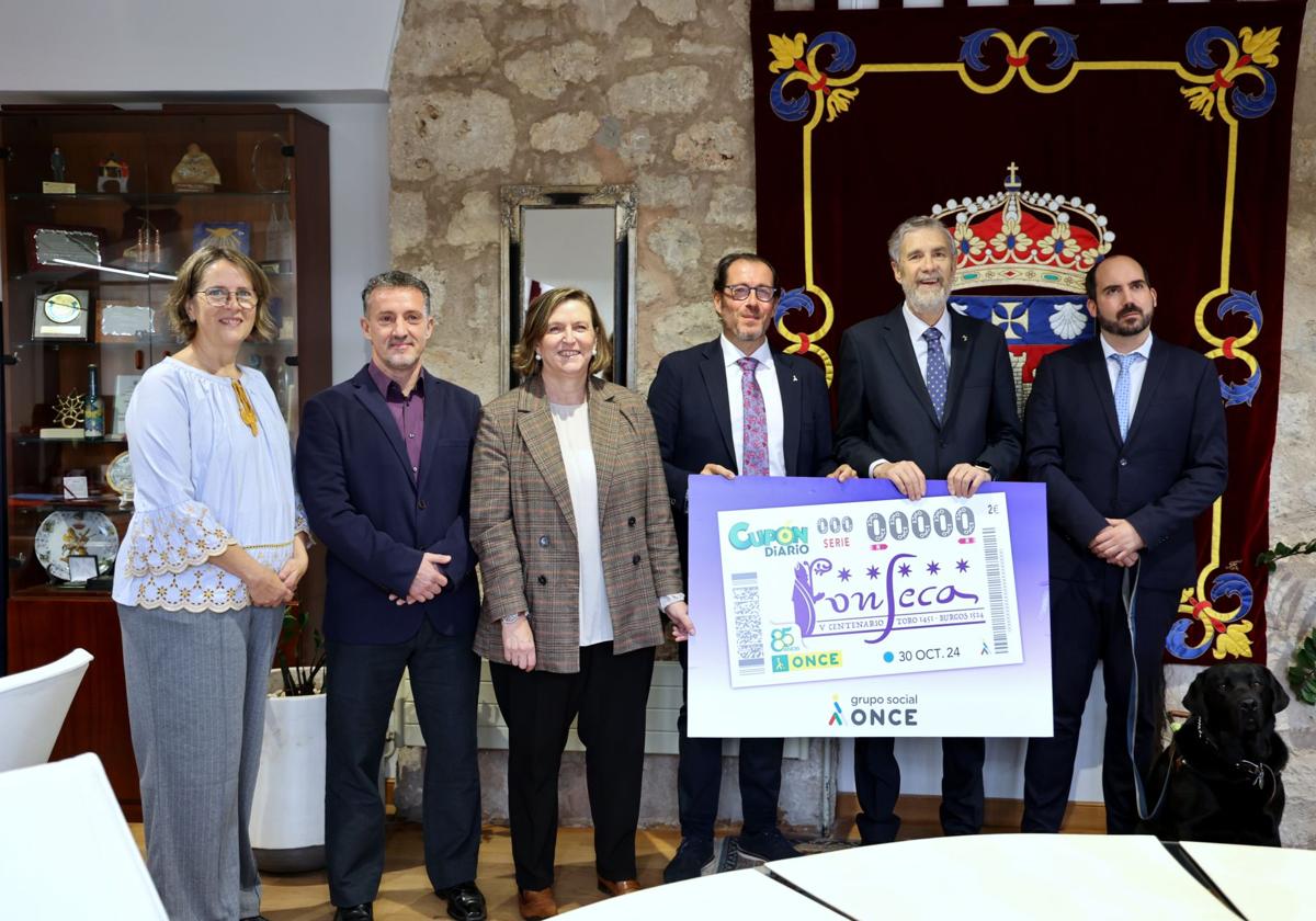 Acto de entrega de la lámina enmarcada con el cupón al rector de la UBU.