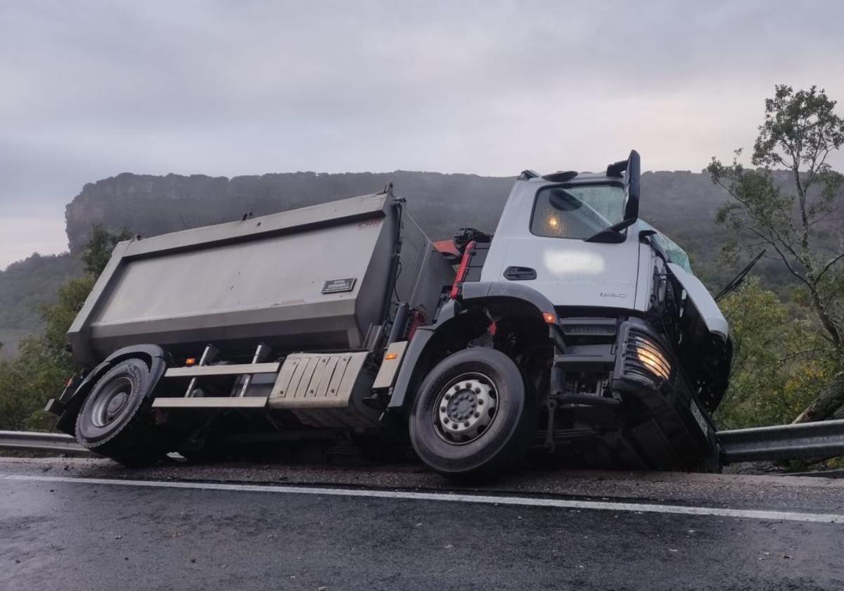 El caminón sufrió una aparatosa salida de vía.