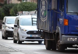 Coches y camiones por calles de Burgos.