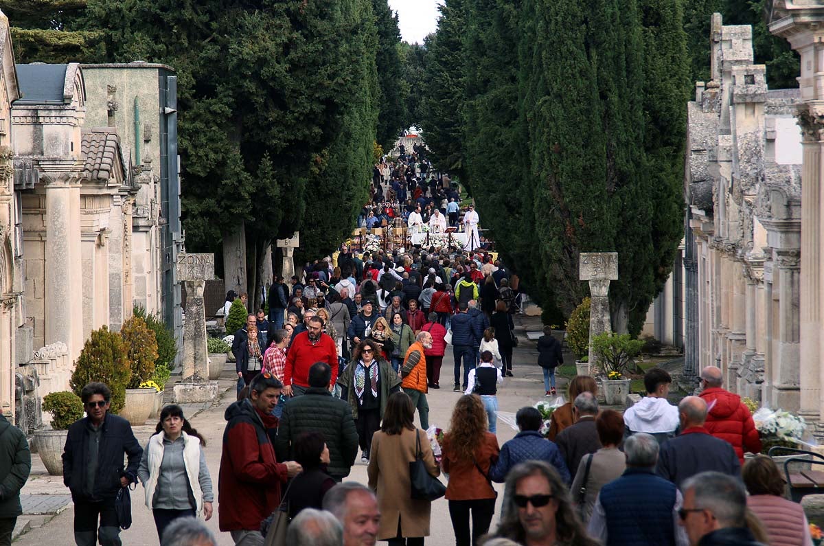 Burgos recuerda con flores a los que ya no están