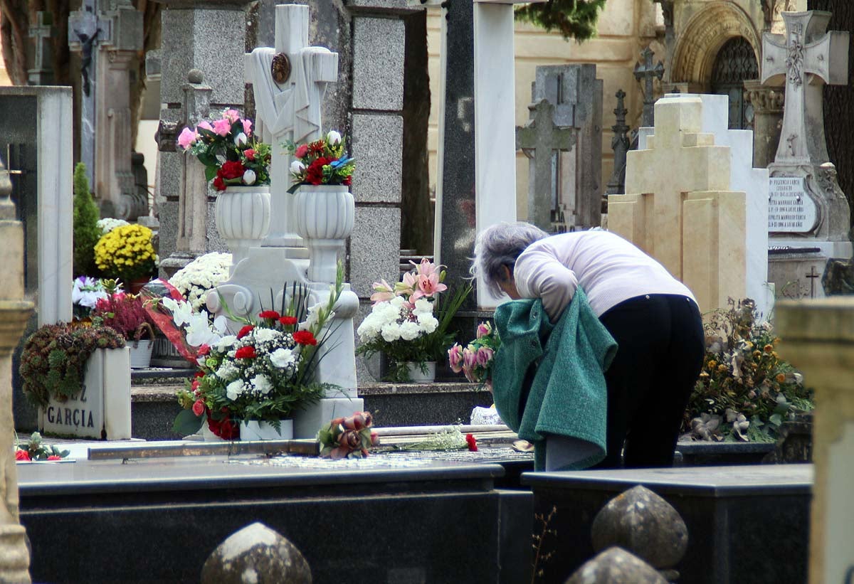 Burgos recuerda con flores a los que ya no están