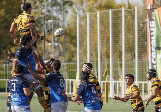 Jugadores del Recoletas Burgos Caja Rural y UE Santboiana