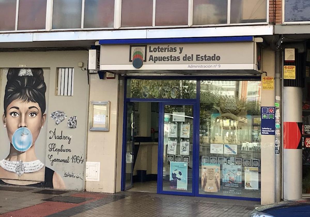 Imagen exterior de la administración de loterías ubicada en Gamonal.