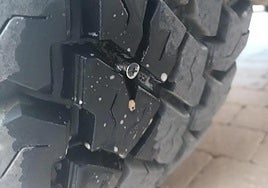 Clavos en la rueda de un coche que circuló por la carretera de Cardeñadijo.