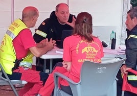 Miembros del GREM reciben instrucciones en el puesto de mando para ayudar en la tragedia de Valencia por la DANA.