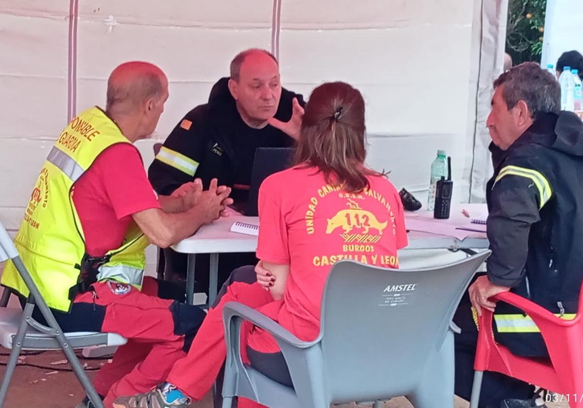 Miembros del GREM reciben instrucciones en el puesto de mando para ayudar en la tragedia de Valencia por la DANA.