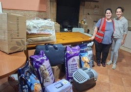 Voluntarias de Burgos y Valencia entregan y reciben parte de la ayuda.