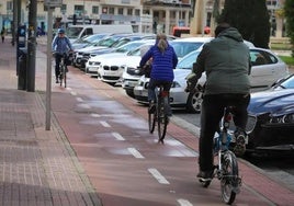 Imagen de archivo de unos burgaleses circulando en bici.