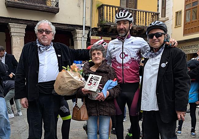 La viuda del homenajeado Julio Torres, junto a la directiva de Tierra Aranda y el presidente del Veloclub Ribera del Duero.