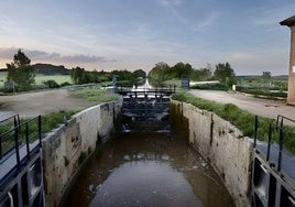 El Canal de Castilla a su paso po Melgar de Fernamental.