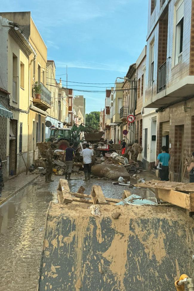 Las calles de Catarroja tras los destrozos por la DANA.