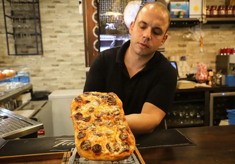 Alex, propietario de La Rima Fast Food Gourmet, con su pizza Alejandría