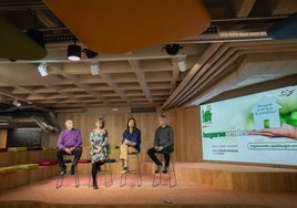 En los extremos, Benito Juarros y Alberto Colina, participantes de 'Hogares verdes'. En el centro, Carmen Nogueira, coordinadora del programa, y Carmen Hernando, responsable de Cohesión Social y Medio Ambiente de la Fundación Caja de Burgos.