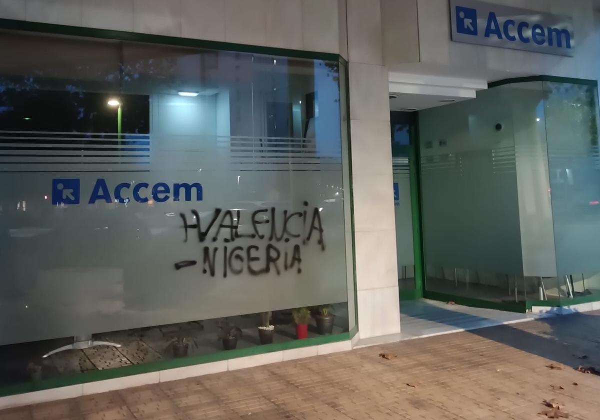 Imagen principal - Las ONG que trabajan con migrantes en Burgos amanecen con pintadas racistas