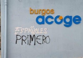 Pintada con la que ha amanecido Burgos Acoge.