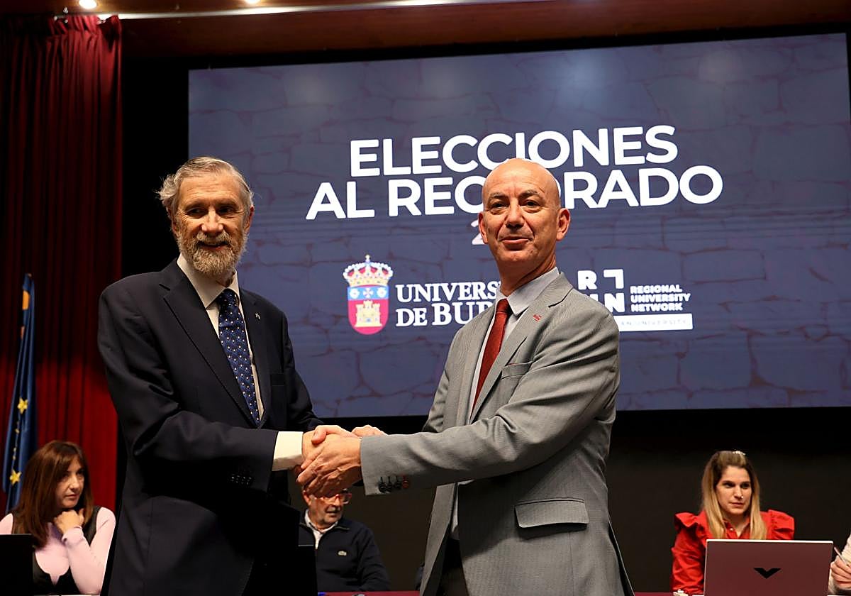 El hasta ahora rector Pérez Mateos (izda.) saluda al nuevo rector, José Miguel García.