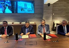 El rector de la Universidad Autónoma de Nuevo León, Santos Guzmán, y el rector de la UBU Manuel Pérez Mateos, en la firma del convenio.